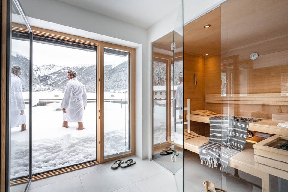 Deluxe Chalet | Bathroom | Shower, free toiletries, bathrobes, slippers