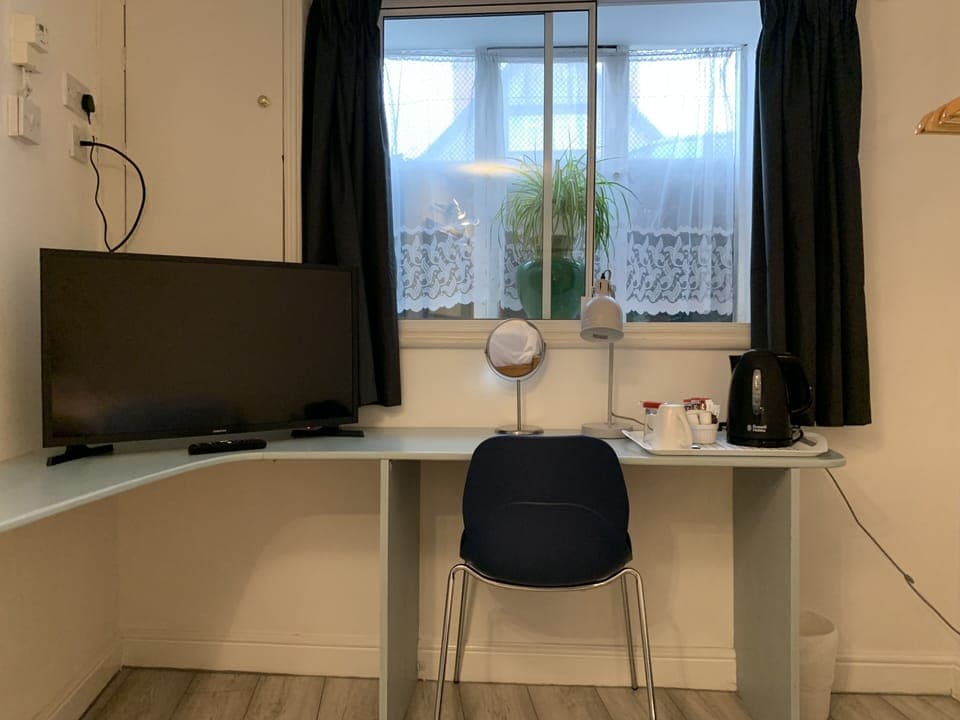 Single Room, Shared Bathroom (Bath and Shower)