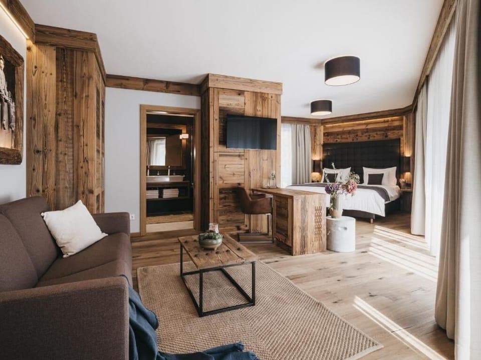 Junior Suite | Living area | Flat-screen TV