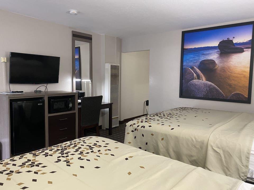 Basic Room | Desk, free WiFi, bed sheets