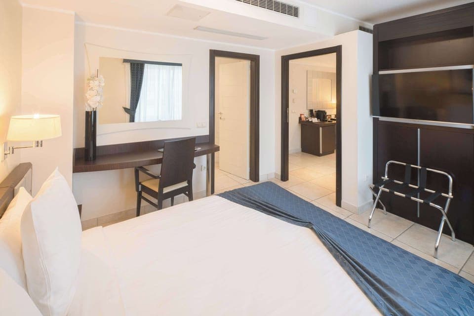 Suite, 1 Double Bed (bâtiment principal) | Minibar, in-room safe, individually decorated, individually furnished