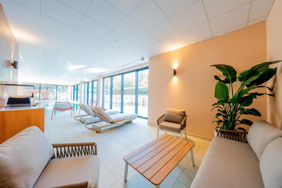 Couples treatment rooms, sauna, hot tub, steam room, hot stone massages