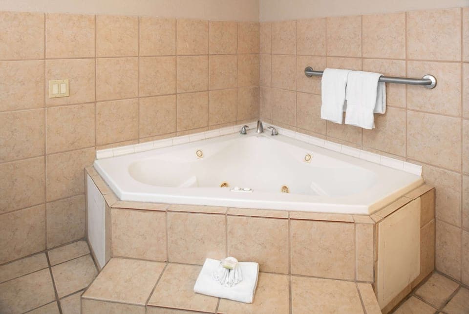 Deluxe Studio Suite, 1 King Bed, Non Smoking | In-room safe, desk, laptop workspace, blackout drapes