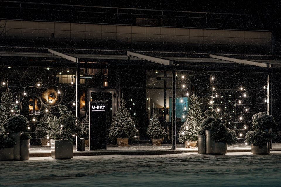 Breakfast, lunch and dinner served