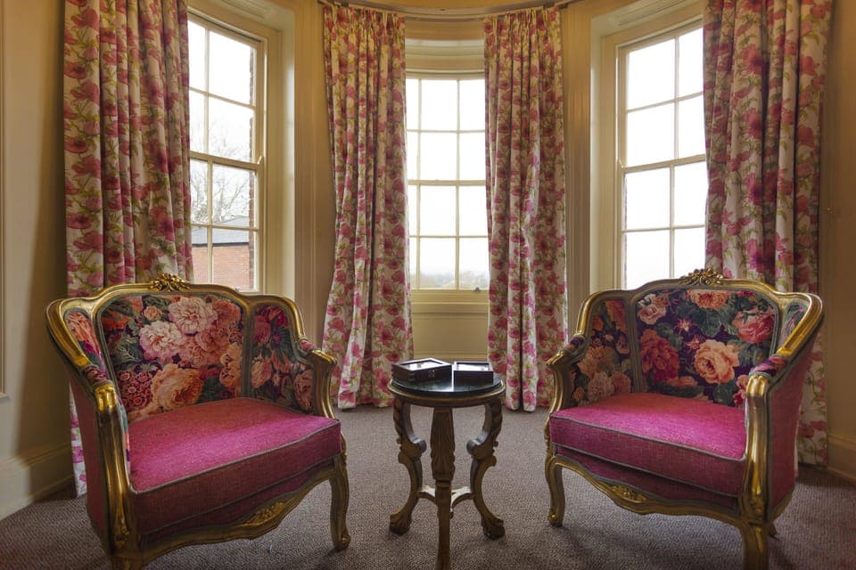 Deluxe Four Poster Room | Individually decorated, individually furnished, desk, blackout drapes