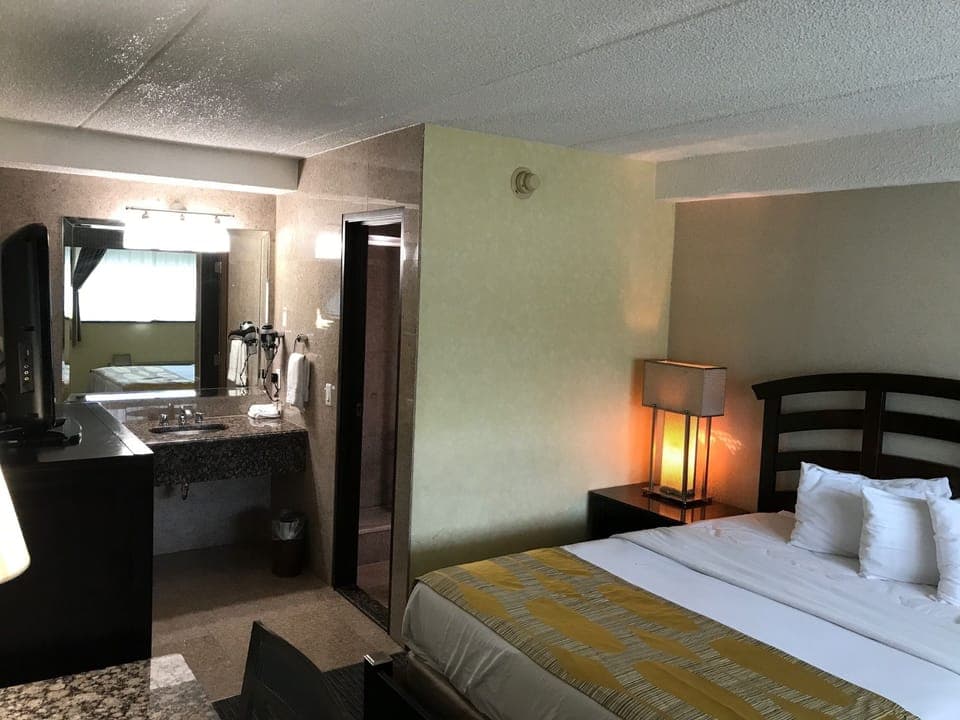 Deluxe Room, 1 Queen Bed | Premium bedding, desk, blackout drapes, iron/ironing board