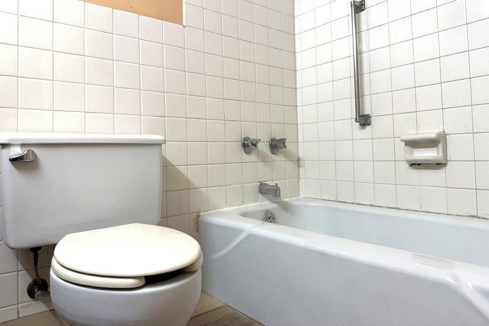 Deep soaking tub, free toiletries, towels
