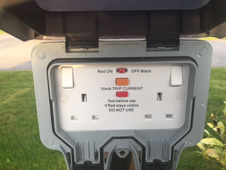 Electric vehicle charging station