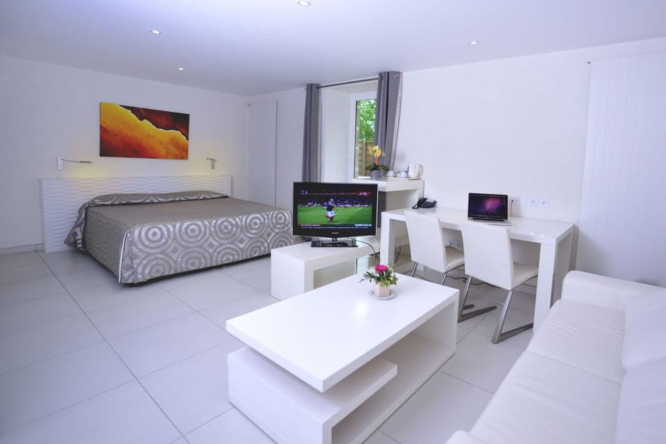 Junior Suite | Minibar, individually furnished, desk, blackout drapes