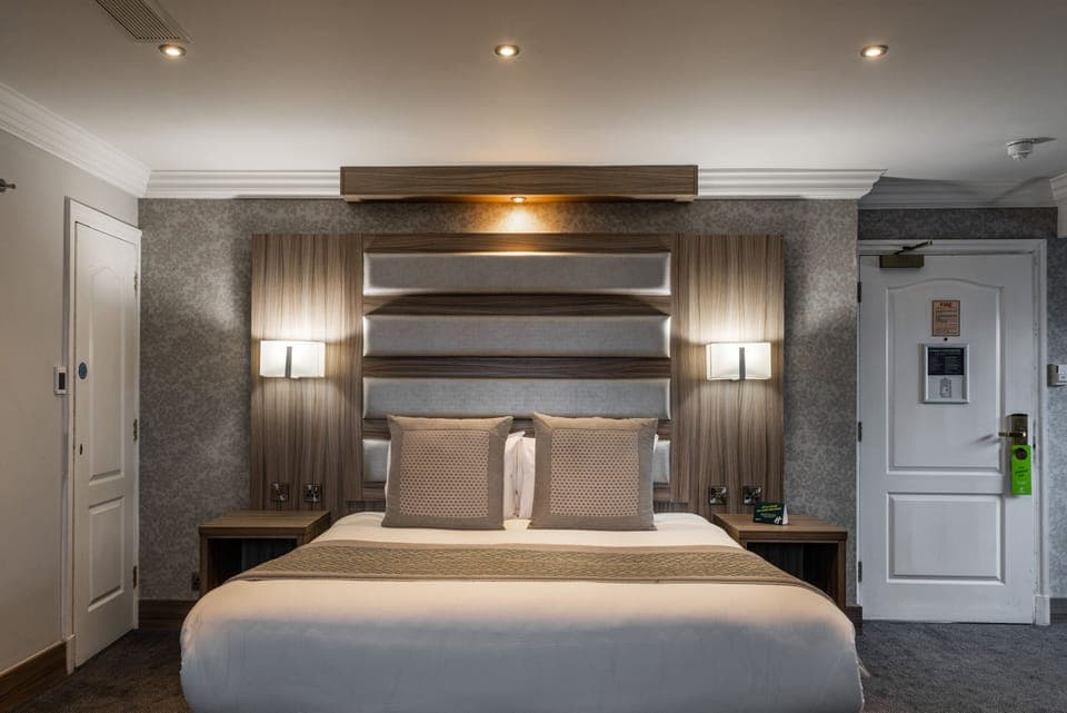 Suite, 1 Bedroom | Desk, iron/ironing board, rollaway beds, free WiFi