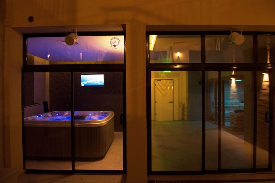 Sauna, steam room