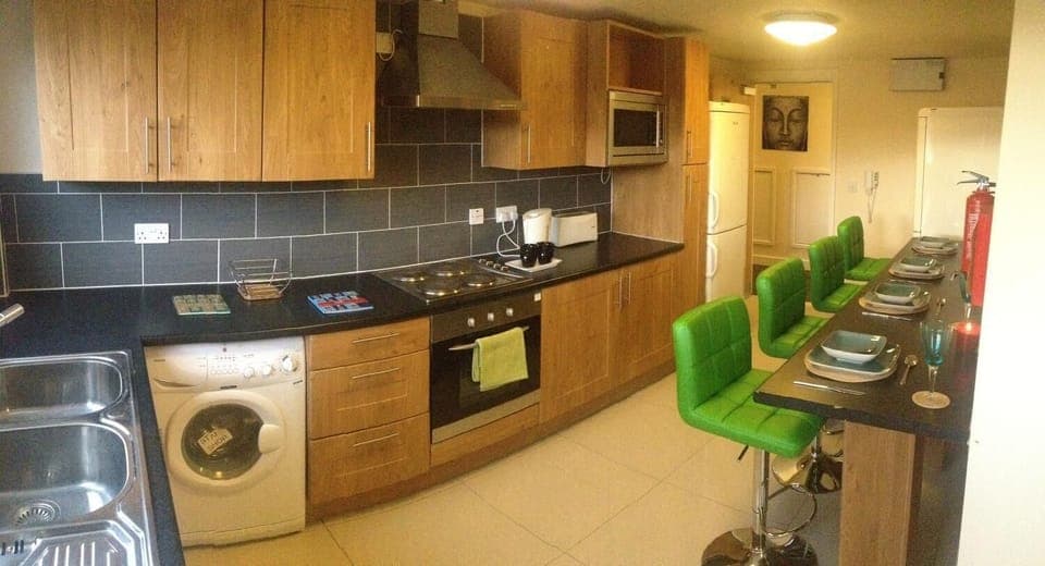 Double Room, Ensuite (with shower) | Private kitchen | Full-size fridge, microwave, oven, stovetop