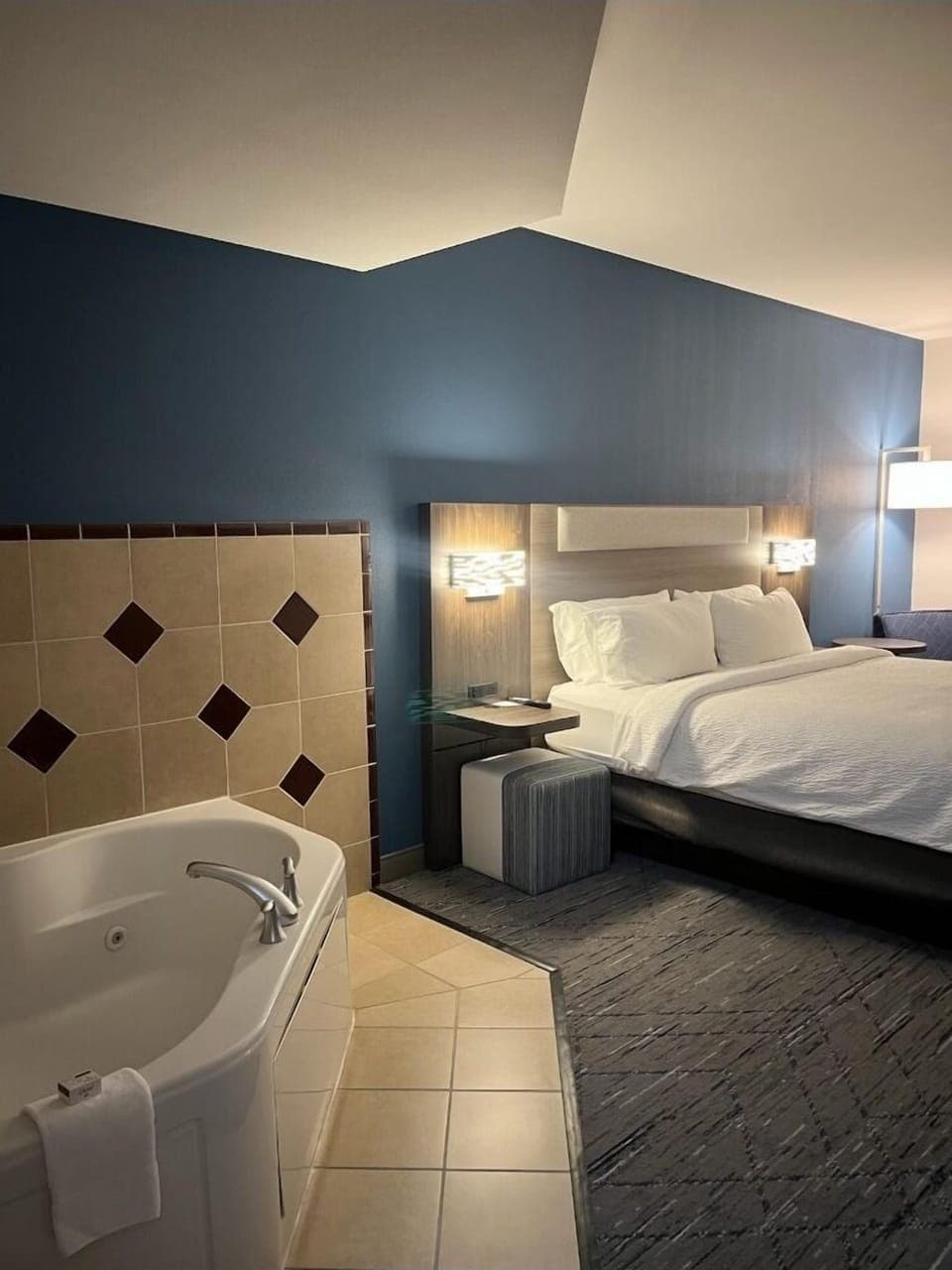 Suite, 1 King Bed, Jetted Tub | Hypo-allergenic bedding, in-room safe, desk, laptop workspace