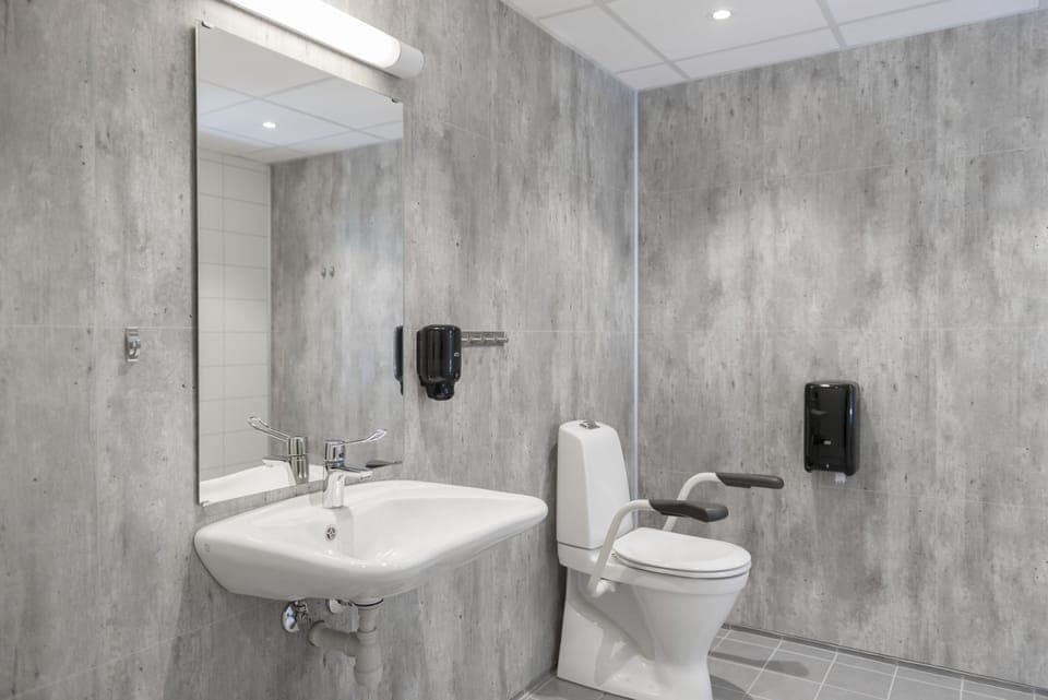 Combined shower/tub, towels