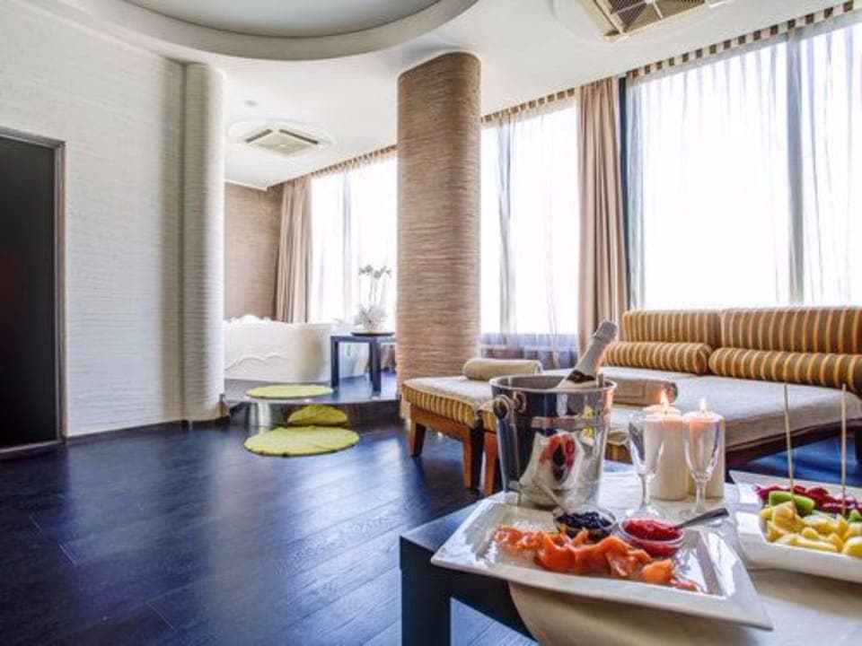 Sauna, hot tub, Turkish bath, body treatments, deep-tissue massages