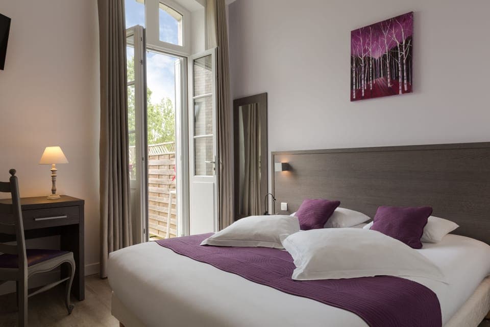 Comfort Double Room, 1 Queen Bed, Hot Tub | Minibar, in-room safe, individually decorated, desk