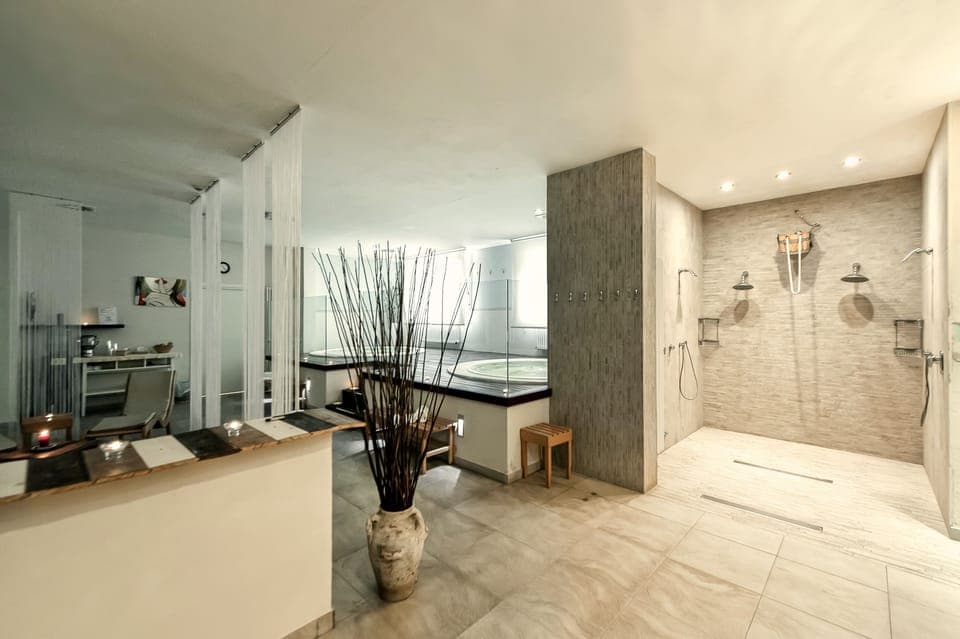 Couples treatment rooms, sauna, hot tub, steam room, Turkish bath