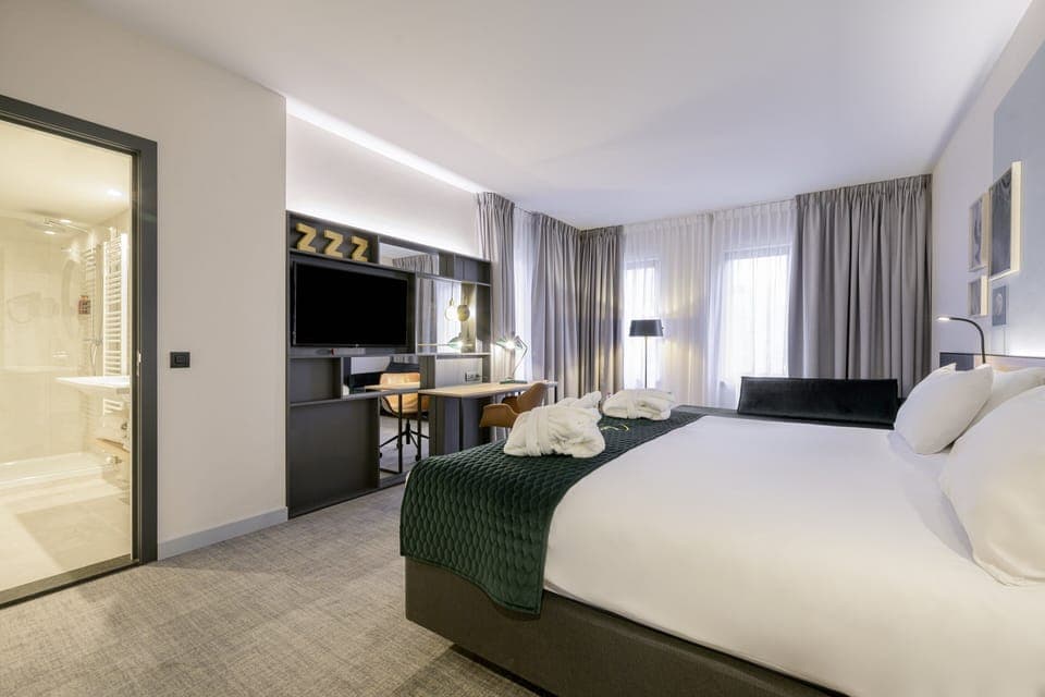 Standard Room, 1 King Bed (Mid Floor) | Minibar, in-room safe, desk, laptop workspace