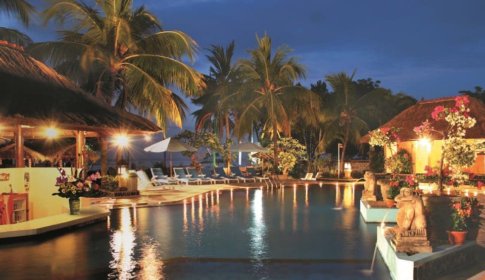 Outdoor pool, sun loungers
