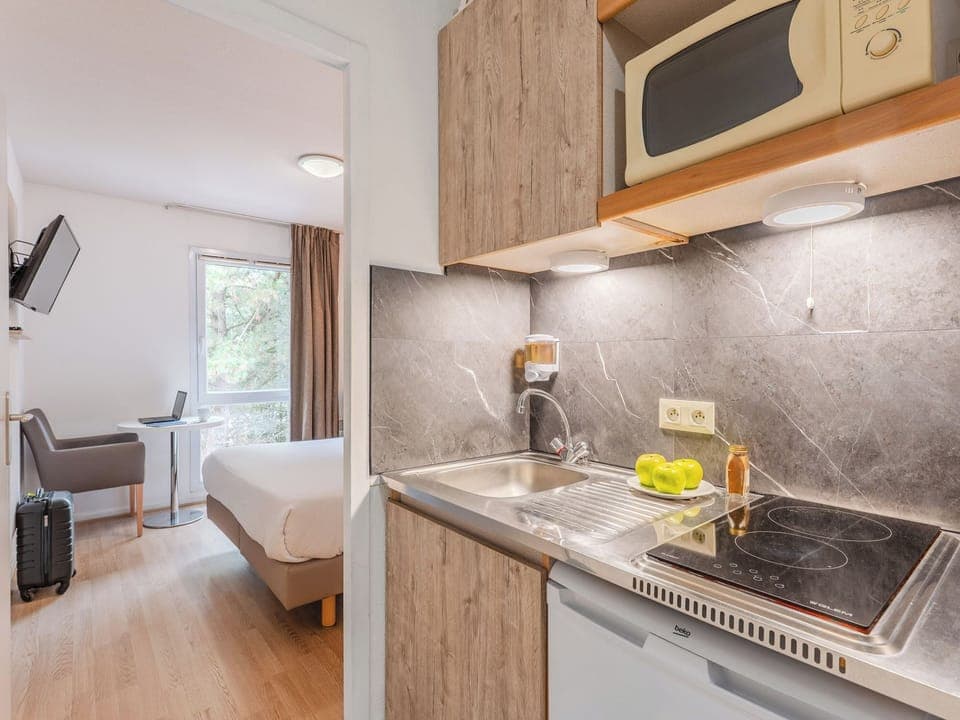 Studio | Private kitchenette | Fridge, microwave, electric kettle, cookware/dishes/utensils