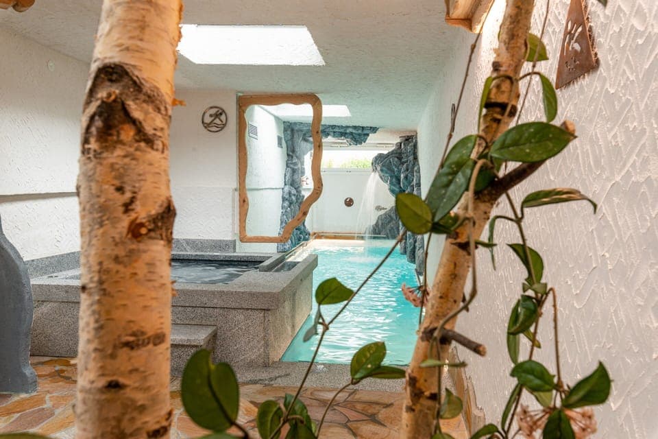 Sauna, hot tub, hot stone massages, deep-tissue massages