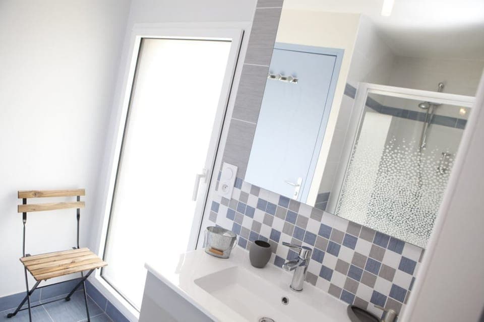 Comfort Double Room (La Bretonne) | Bathroom sink