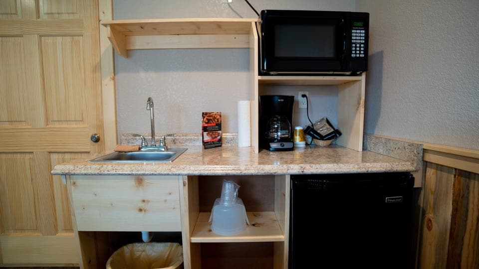 Room 12 | Desk, free wired internet, bed sheets