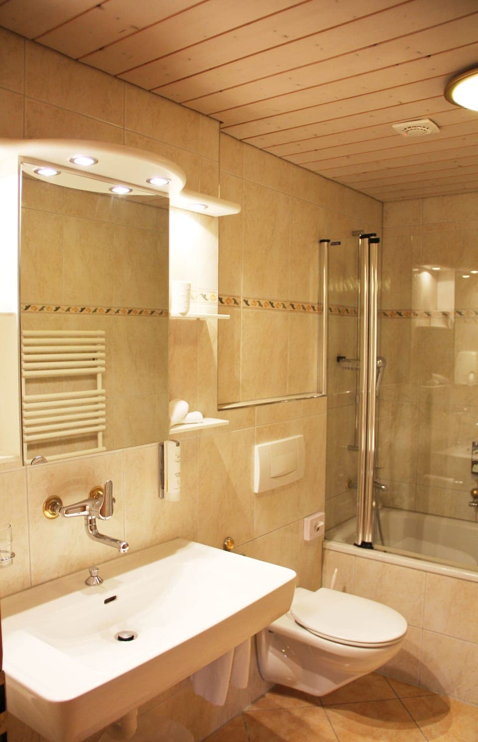 Standard Twin Room | Bathroom | Free toiletries, hair dryer, towels