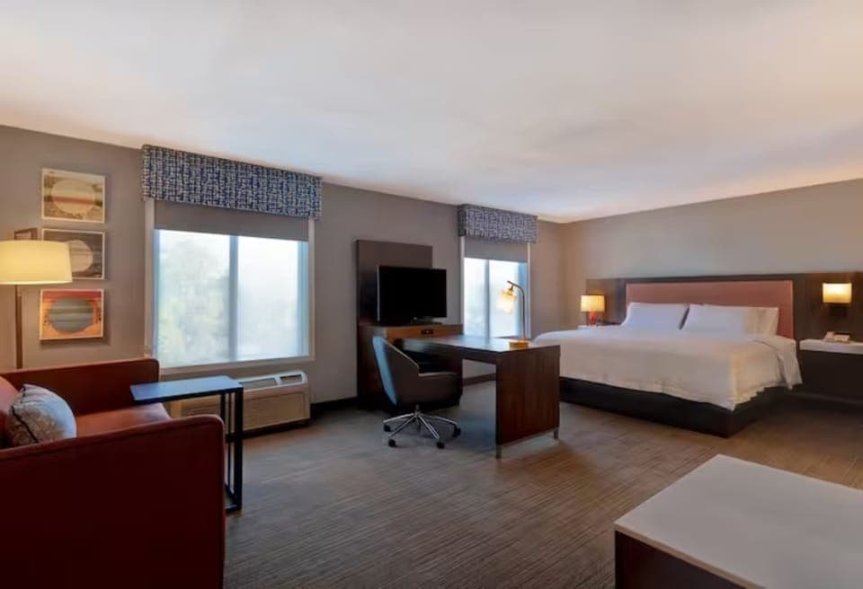 Studio Suite, 1 King Bed, Non Smoking | Premium bedding, desk, blackout drapes, iron/ironing board