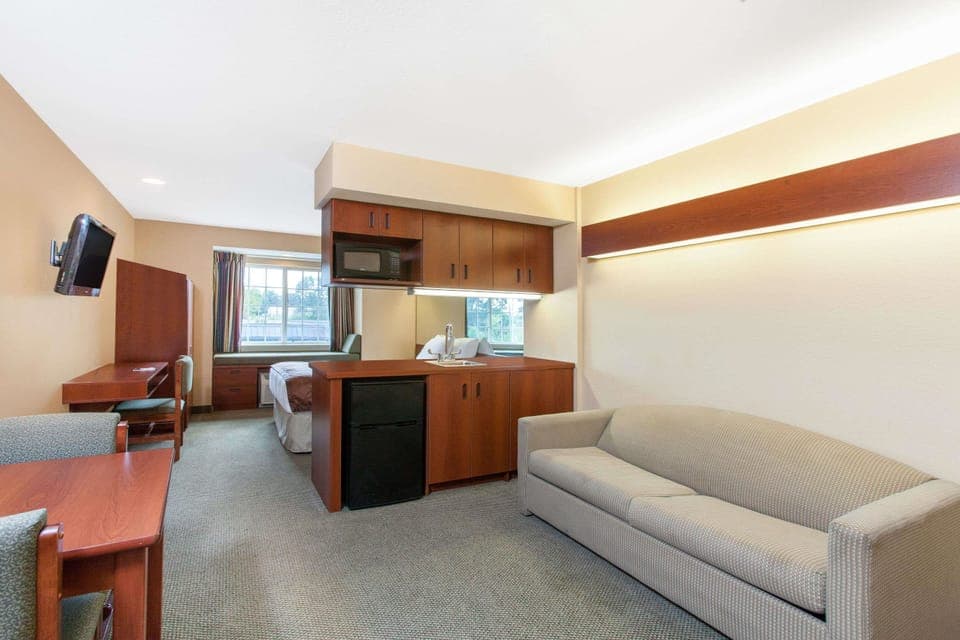 Suite, 1 Queen Bed | Desk, iron/ironing board, free cribs/infant beds, rollaway beds