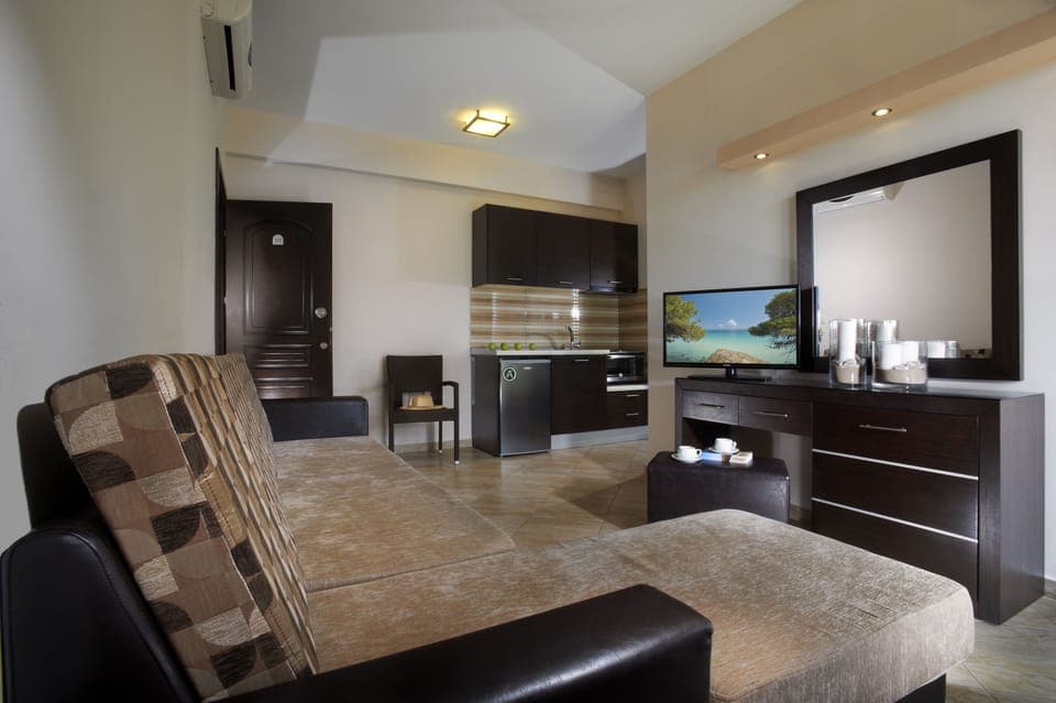 Apartment | Desk, soundproofing, free cribs/infant beds, free WiFi