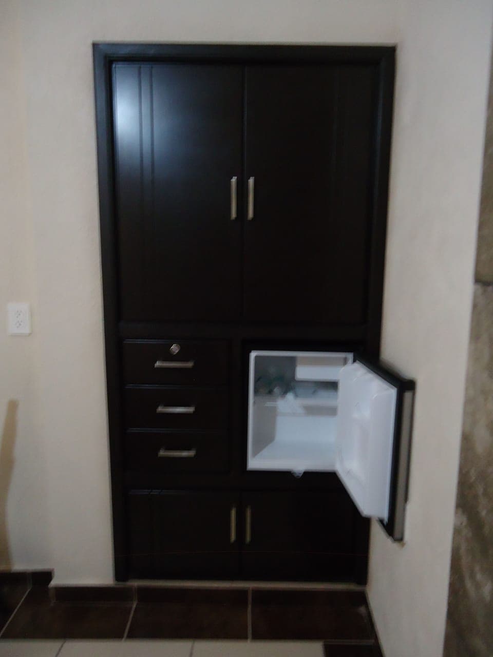 Deluxe Room, 1 King Bed, Ensuite | Mini-refrigerator