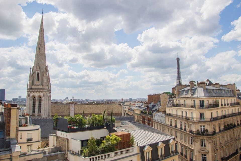 Eiffel Suite | Street view