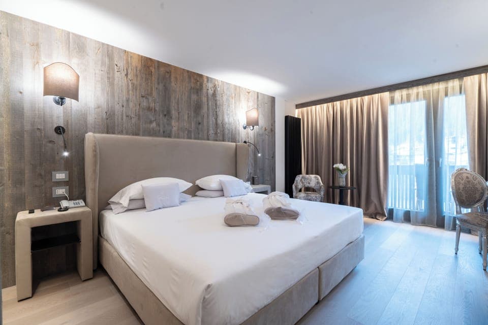 Premium bedding, down comforters, minibar, in-room safe