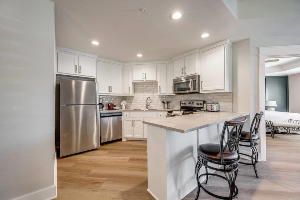 Suite, 1 King Bed, Non Smoking (Upgrade) | Premium bedding, individually decorated, individually furnished, desk