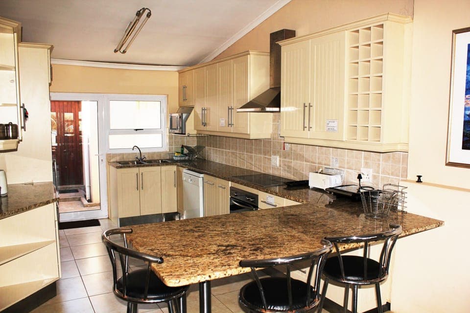 Comfort House, 4 Bedrooms ( 9 Seemansrus ) | Private kitchen | Electric kettle