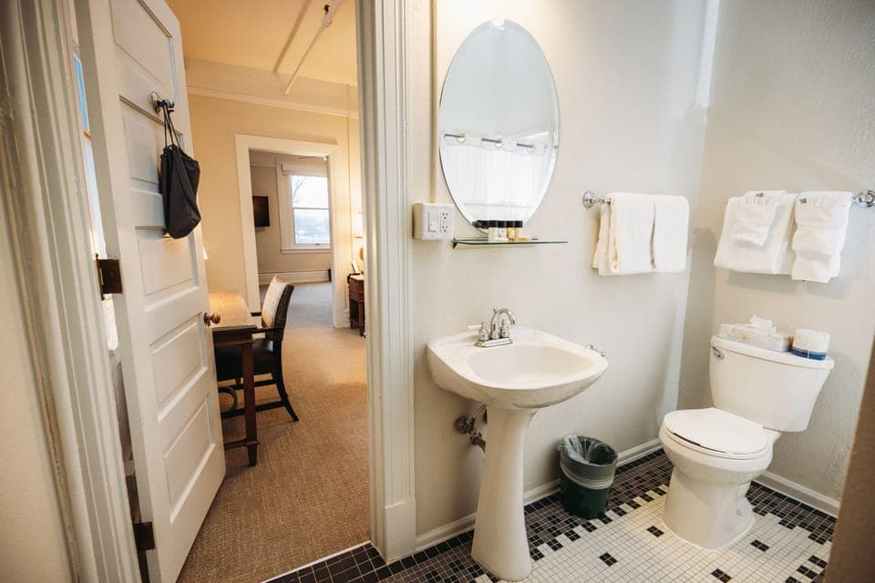 Premier Parlor Suite King | Bathroom | Free toiletries, hair dryer, bathrobes, towels
