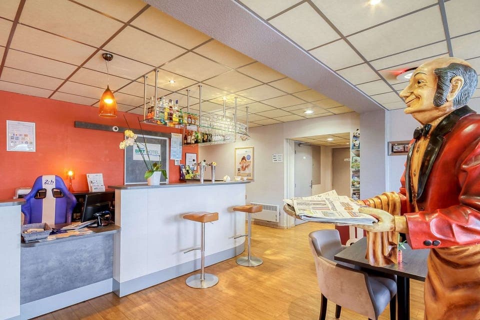 Breakfast, lunch, dinner served; French cuisine 