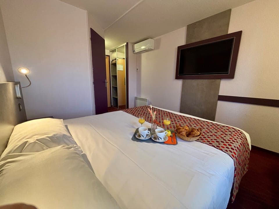 Double Room | Desk, iron/ironing board, free WiFi, bed sheets