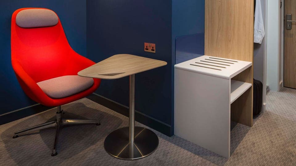 Hypo-allergenic bedding, in-room safe, desk, blackout drapes