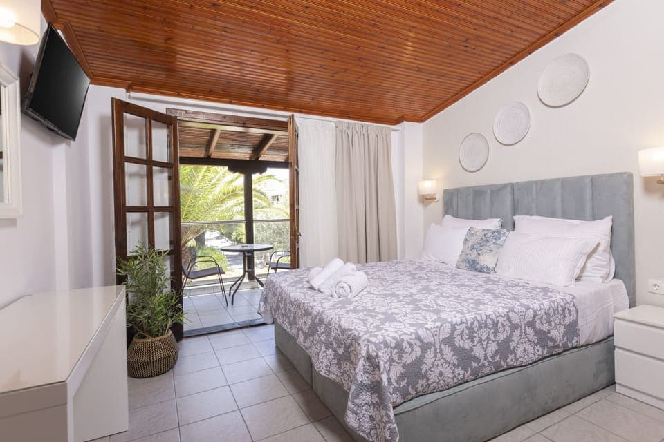 Classic Apartment | Hypo-allergenic bedding, minibar, free WiFi, bed sheets