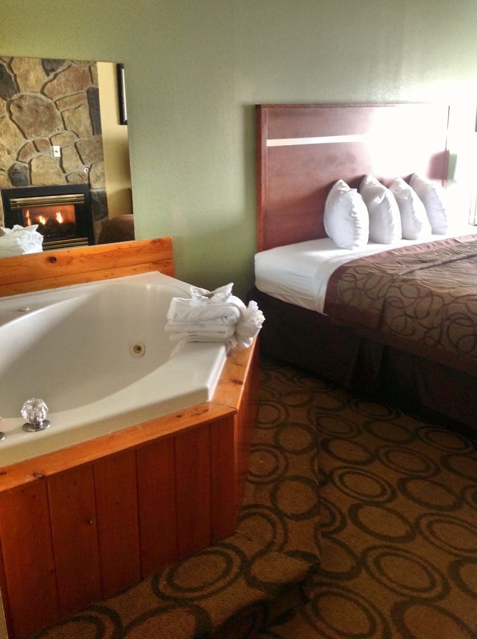 Deep soaking bathtub