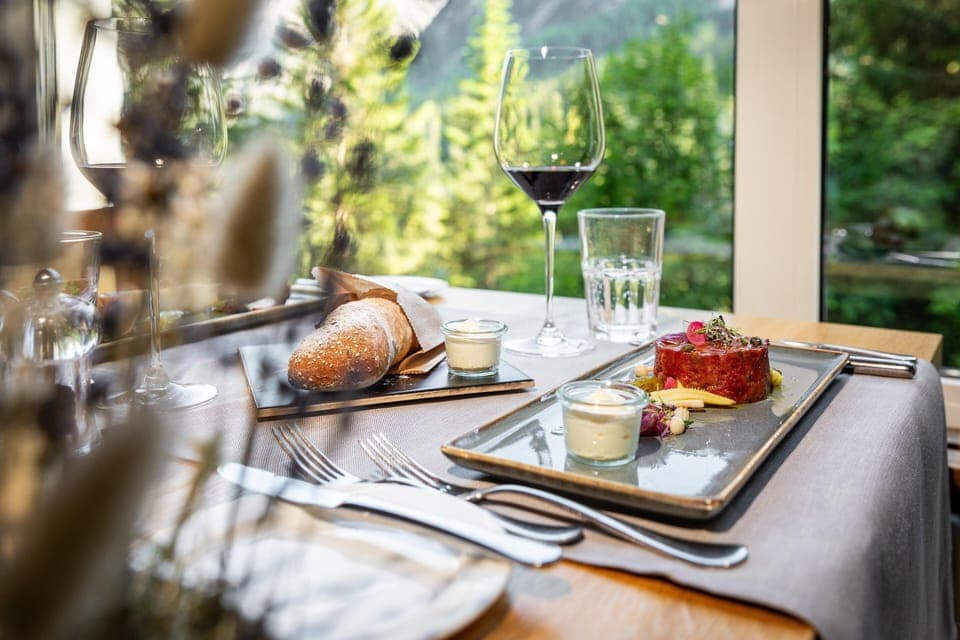 Breakfast and dinner served