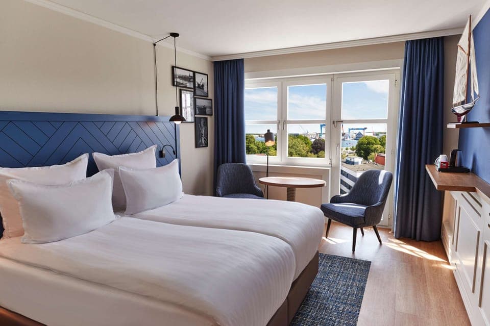 Comfort Room, Harbor View | Down comforters, minibar, in-room safe, soundproofing