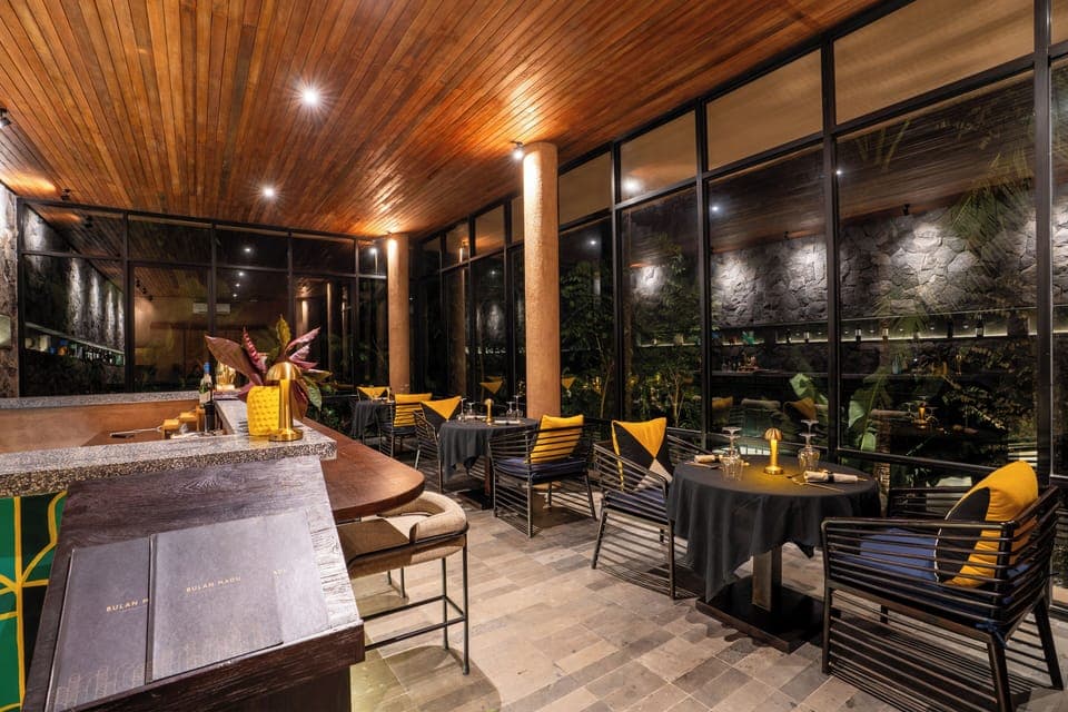 2 restaurants, breakfast, lunch served; local and international cuisine