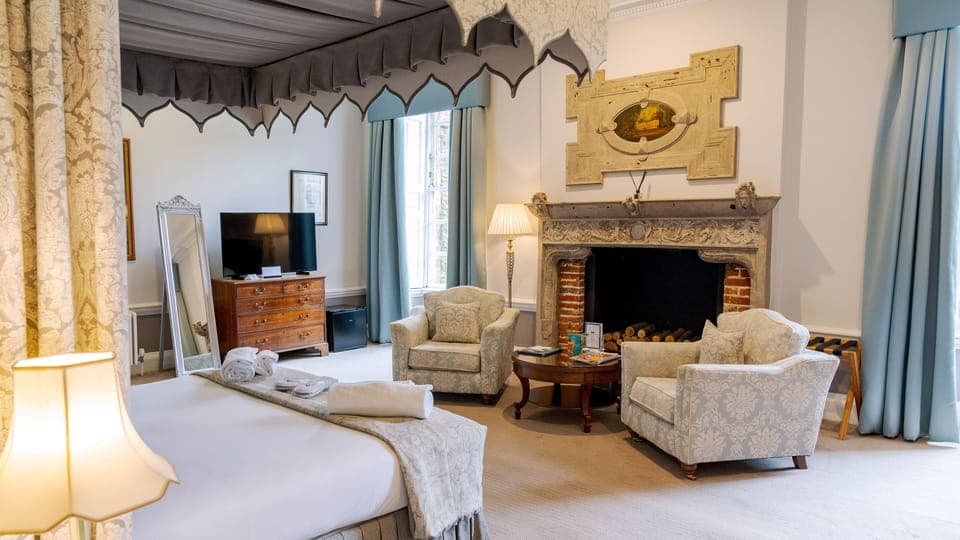 Egyptian cotton sheets, hypo-allergenic bedding, desk, free WiFi