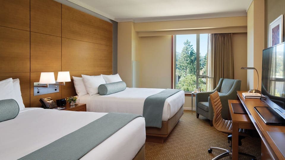 Hypo-allergenic bedding, in-room safe, desk, laptop workspace