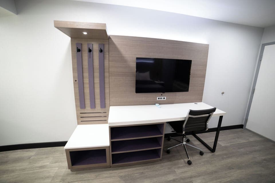 Single Room, 1 King Bed, Non Smoking | Desk, free WiFi, bed sheets