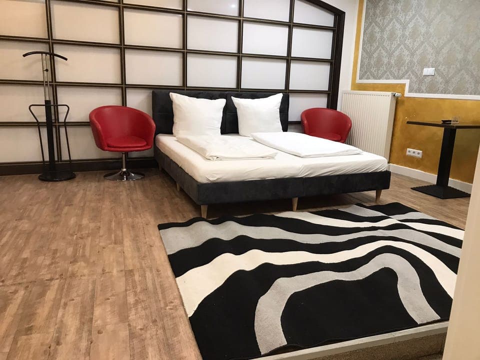 Room | Desk, free WiFi, bed sheets