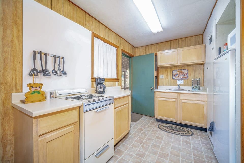 Teddy Bear Cabin | Private kitchen | Full-size fridge, microwave, oven, stovetop